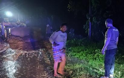 Personel Polsek Nasal Monitoring dan Bantu Bersihkan Material Tanah Longsor di Desa Ulak Pandan 