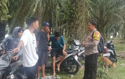 Sambang, Bhabinkamtibmas Ajak Pemuda Ciptakan Kamtibmas yang Kondusif Jelang Kampanye Pemilu Serentak Tahun 2024  