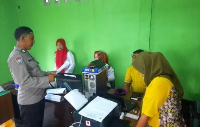 Ajak Warga dan Perangkat Desa Untuk Jaga Keamanan Bersama, Bhabinkamtibmas Sambangi Warga dan Kantor Desa 