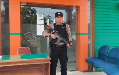 Kanit Samapta Polsek Ketahun Lakukan Pengamanan di Bank BPD 