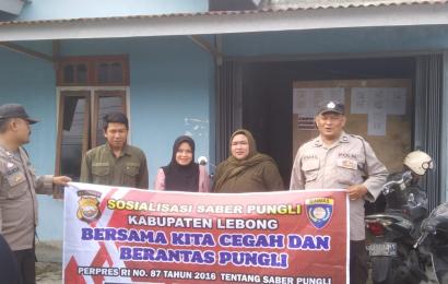 Personel Polsek Lebong Tengah Sosialisasi Saber Pungli di Desa Muning Agung
