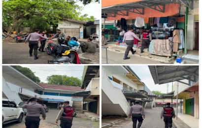 Patroli Jalan Kaki di Pasar Baru Koto, Personel Sat Samapta Sampaikan Imbauan Kamtibmas kepada Pedagang 