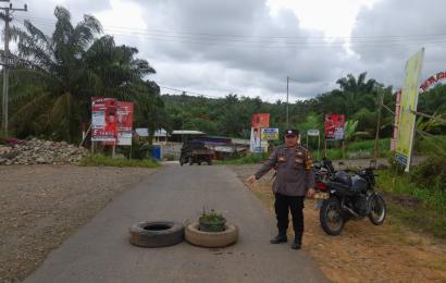Quick Respon, Polsek Giri Mulya Bantu Evakuasi Mobil Truck Patah As Roda