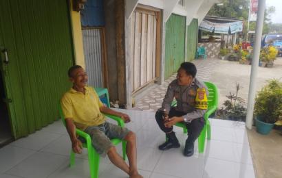Bhabinkamtibmas Polsek Pino Raya mewakili Kapolsek Sambang Dialogis Dengan Cara Door to Door System