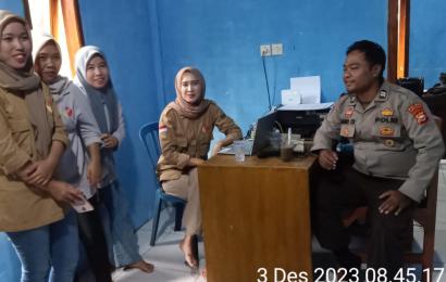 Wujudkan Kamtibmas yang Kondusif, Bhabinkamtibmas Polsek Kota Manna Sambangi Kantor PPK dan Panwascam 