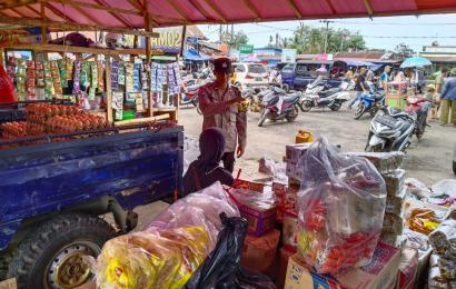 Bhabin Masuk Pasar Tradisional dan Berikan Imbauan Kamtibmas