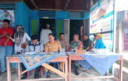 Bhabinkamtibmas Polsek Lebong Tengah Monitoring Pembagian BLT DD di Desa Magelang Baru