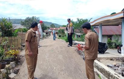 Bhabinkamtibmas Polsek Lebong Lebong Utara Monitoring Pembangunan Infrastruktur di Kelurahan Kampung Jawa