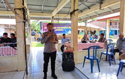 Kapolsek dan Bhabinkamtibmas Polsek Seginim Sambangi Warga Desa Binaanya Hadiri Kegiatan Sosialisasi Peraturan Desa