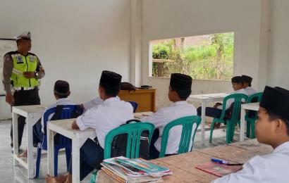 Satlantas Polres Lebong Sosialisasi Tertib Berlalu Lintas di Ponpes Nurul Quran