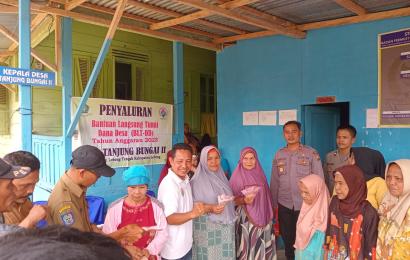 Bhabinkamtibmas Polsek Lebong Tengah Monitoring Pembagian BLT DD di Desa Tanjung Bunga II