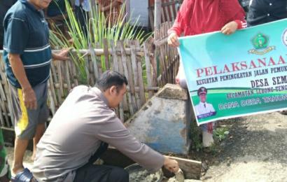 Bhabinkamtibmas Polsek Lebong Tengah MonitoringTitik Nol Pembangunan Fisik Rabat Beton di Desa Semelako I