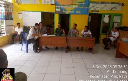 Bhabinkamtibmas Polsek Pino Raya Menghadiri Musyawarah Perencanaan Pembangunan Tahun 2024 Sekaligus pantau Pembangunan