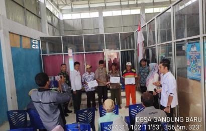 Bhabinkamtibmas Polsek Lebong Utara Hadiri Pembagian BLT DD di Desa Gandung Baru
