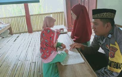 Bhabinkamtibmas Briptu Doni Irawan, Mengajar Ngaji Anak Anak Santri di Desa Padang Manis