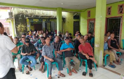 Kapolsek Kedurang dan Bhabinkamtibmas Polsek Kedurang Monitoring dan Pengamanan Giat Penyaluran Benih Ikan Lele di Desa Binaannya