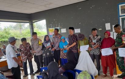 Kapolsek Lebong Atas Hadiri Penyaluran BLT DD di Desa Daneu