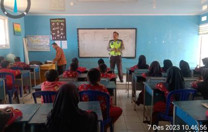 Sambang ke SDN 43, Personel Satlantas Polres Lebong  Berikan Edukasi Tertib  Berlalu Lintas