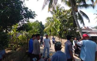 Cek Kondisi Pembangunan, Kapolsek Pino dan Bhabinkamtibmas Polsek Pino Menghadiri Sertifikasi Pembangunan Siring Pasang  menggunakan DD di Desa Binaannya
