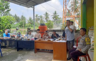 Bhabinkamtibmas Polsek Seginim Hadiri Verifikasi Kelayakan Penerima Bantuan Sosial di desa Binaannya