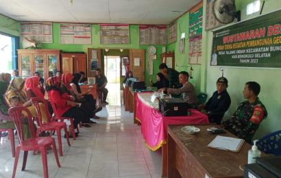Monitor Pembangunan Desa Kanit Binmas Polsek Manna Hadiri Serah Terima Pekerjaan Desa 