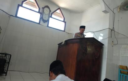 Bhabinkamtibmas Sampaikan Khotbah Jumat di   Masjid Al Ikhlas Kelurahan Masat 