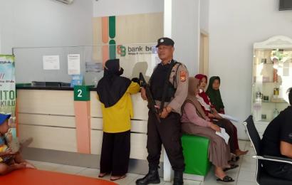 Personel Polsek Ketahun Pengamanan di Bank BPD Capem Ketahun