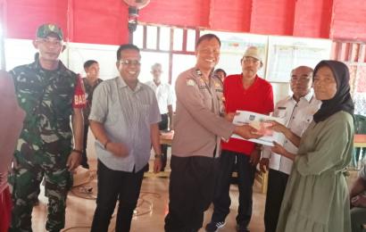 Kanit Binmas Polsek Ketahun Hadiri Penyaluran BLT DD di Desa Bukit Tinggi