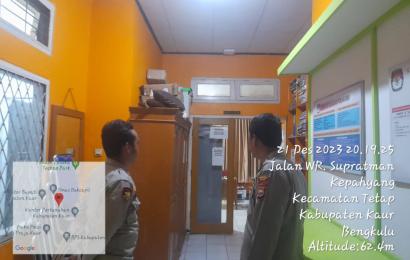 Patroli di Kantor KPUD Kaur, Personel OMB Cek Keamanan di Sekitar Kantor 