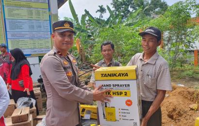 Kapolsek Giri Mulya Hadiri Kegiatan Pembagian Alat Pertanian kepada Kelompok Wanita Tani
