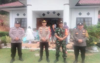 Sinergitas TNI - Polri, Melaksanakan Pengamanan Misa Malam Natal di Gereja Santo Petrus Desa Giri Mulya