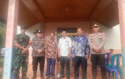 Kapolsek Giri Mulya Pimpin Pengamanan Misa Malam Natal di Gereja GKSBS Desa Giri Mulya