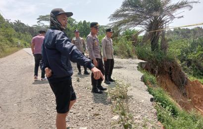 Kapolsek Batiknau Beserta Personelnya Cek Kondisi Jalan di Desa Selolong 