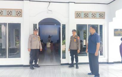 Pastikan Keamanan Gereja, Personel Polsek Padang Jaya Laksanakan Pengamanan Ibadah Natal Tahun 2023