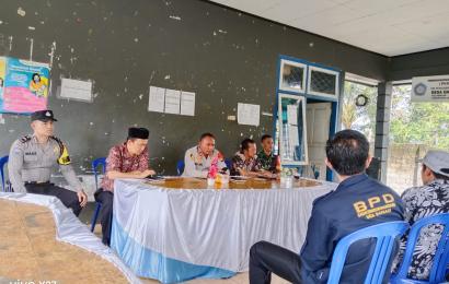 Kapolsek Lebong Atas dan Bhabinkamtibmas Hadiri Monev Kegiatan Pembangunan DD dan ADD di Desa Daneu