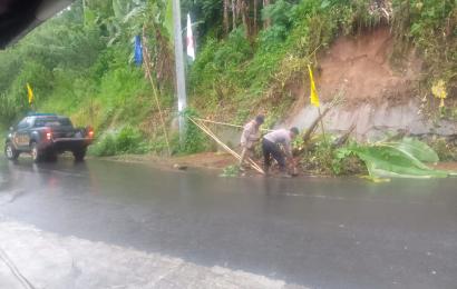 Polri Peduli, Personel Polsek Rimbo Pengadang Bersihkan Tanah Longsor di Jalan Raya