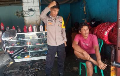 Ciptakan Kamtibmas Kondusif Jelang Pemilu 2024, Bhabinkamtibmas Polsek Manna Sambangi Pemilik Bengkel Sepeda Motor 