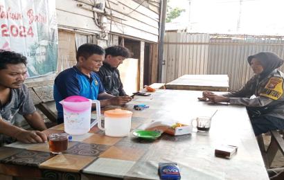 Ciptakan Sitkamtibmas Aman Jelang Pemilu, Bhabinkamtibmas Sambangi Warga Sampaikan Imbauan Kamtibmas 