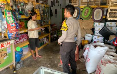 Monitoring Perkembangan Stok dan Harga Sembako Serta Gas Elpiji 3 Kg, Bhabinkamtibmas Polsek Kedurang Sambangi Pedagang 