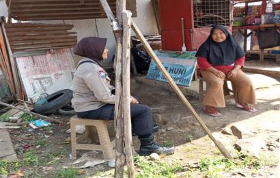 Bhabinkamtibmas Polsek Kampung Melayu Silaturahmi Dengan Warganya, Sampaikan Pesan Kamtibmas
