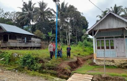 Bhabinkamtibmas Polsek Lebong Atas Monitoring Pemasangan Lanjutan Lampu Tenaga Surya di Desa Tabeak Blau I