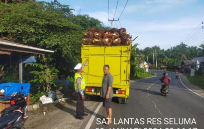 Unit Kamsel Sat Lantas Polres Seluma Gelar Patroli, Ingatakan Truk Tidak Bermuatan Melebihi Kapasitas
