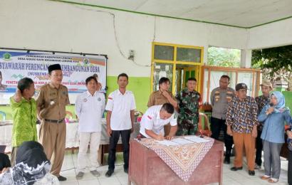 Kapolsek Lebong Atas Hadiri Musdesus Penetapan Calon Penerima BLT Desa Sukau Kayo