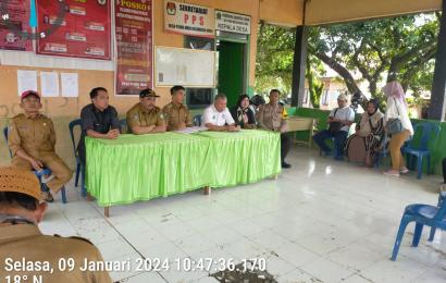 Berikan Pendampingan, Bhabinkamtibmas Polsek Lebong Utara Hadiri Monev di Desa Pyang Mbik