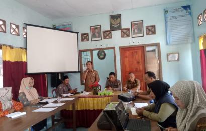 Kapolsek Pino dan Bhabinkamtibmas MUSDESus Penetapan Calon Penerima BLT dan Ketahanan Pangan 