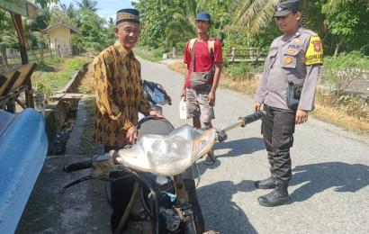 Sambangi Warga Desa Muara Danau, Bhabinkamtibmas Ajak Warga Wujudkan Sitkamtibmas yang Kondusif Jelang Pemilu