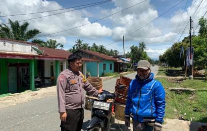 Sambang Dialogis, Bhabinkamtibmas Ingatkan Warga yang Mengendarai Motor Memakai Helm SNI