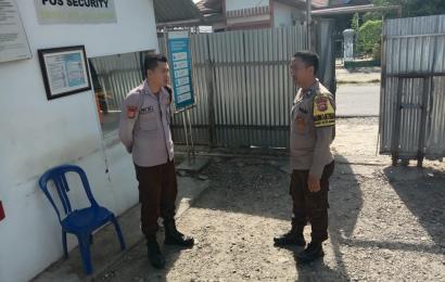 Sampaikan Imbauan Kamtibmas, Bhabinkamtibmas Sambangi Security PT Wings Kelurahan Gunung Ayu