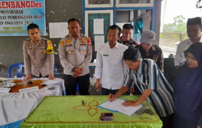 Kapolsek Lebong Atas Hadiri Musrenbangdes di Desa  Daneu