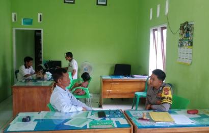 Bhabinkamtibmas Sambangi Perangkat Desa Padang Berangin Untuk Mewujudkan Kamtibmas yang Kondusif Jelang Pemilu